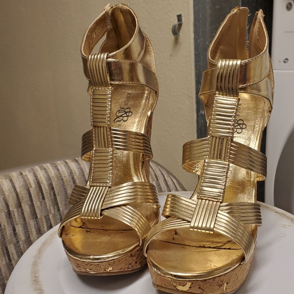 Gold shoes - Picture 1 of 4